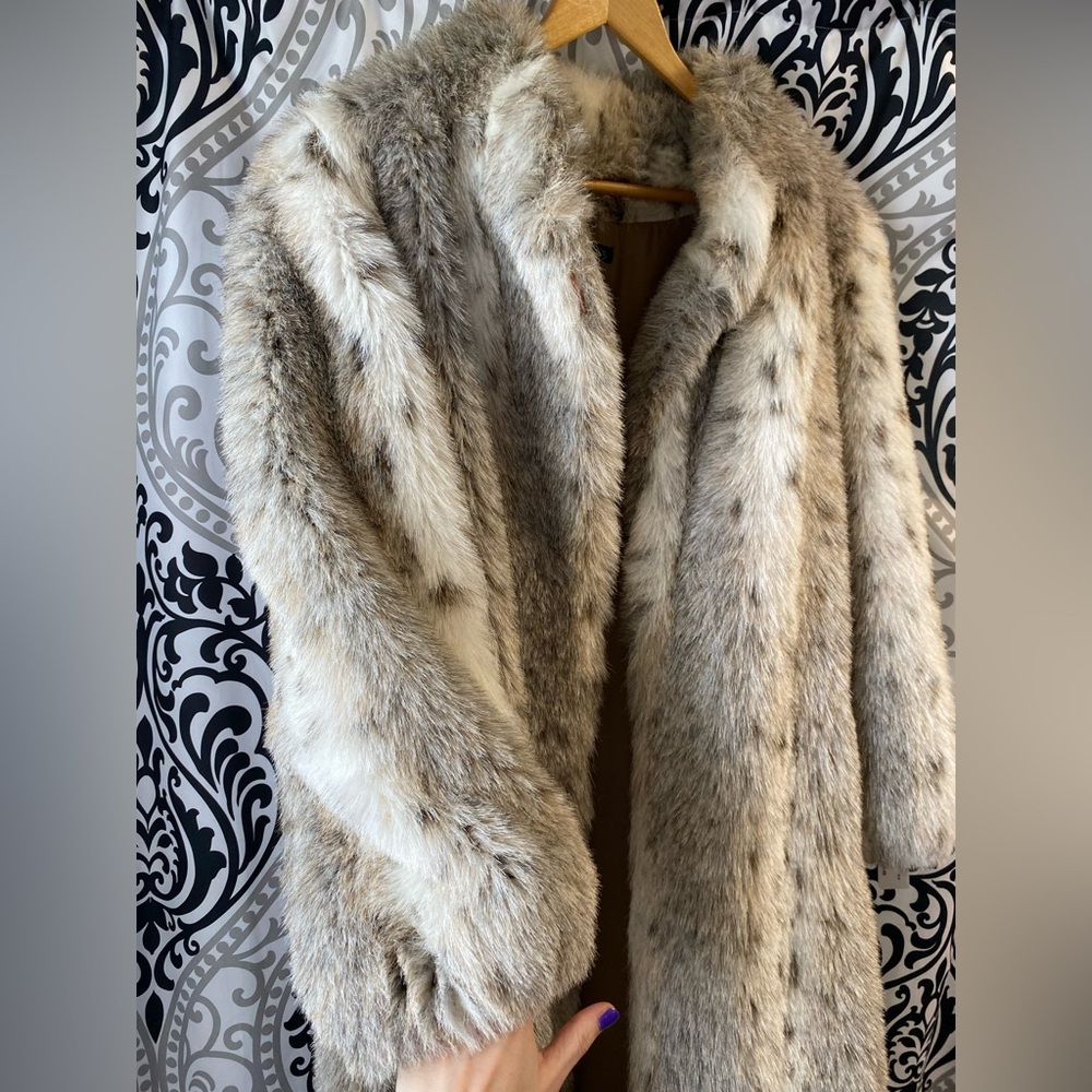 Elegant Faux Fur Coat - Picture 3 of 4